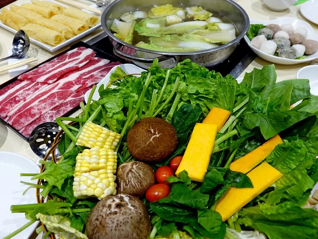 葉物野菜やきのこ、とうもろこし、豚肉、練り物など、麻辣湯の具材が並ぶ様子