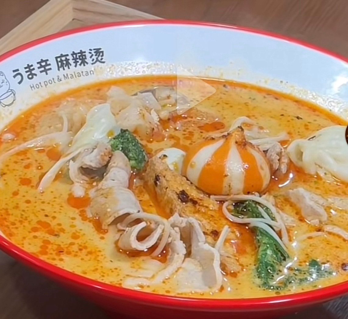青菜、きのこ、肉だんご、春雨がたっぷり入った麻辣湯の寄り写真
