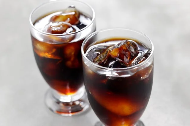 ミルクティーとコーヒーを赤いテーブルに並べ、麻辣湯の食後まで写した写真